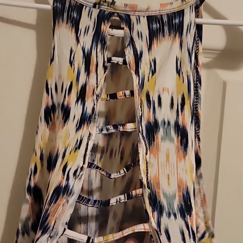 Backless Blouse - Picture 3 of 4